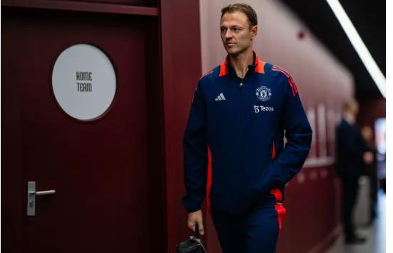 Rio Ferdinand chỉ trích MU vì bán Jonny Evans 1